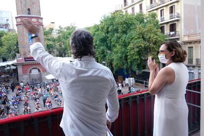 El presidente de Òmnium Cultural, Jordi Cuixart, y la alcaldesa de Barcelona, Ada Colau, este sábado tras el pregón de la fiesta mayor de Gràcia.