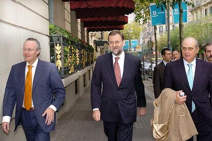 Mariano Rajoy, junto a Jorge Fernández Díaz (derecha) y Josep Piqué, a su llegada al foro Tribuna Barcelona.