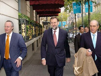Mariano Rajoy, junto a Jorge Fernández Díaz (derecha) y Josep Piqué, a su llegada al foro Tribuna Barcelona.