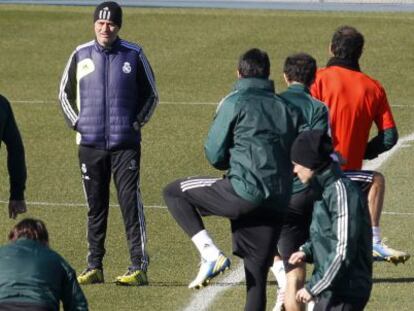 Mourinho, durante el entrenamiento de hoy del Madrid.