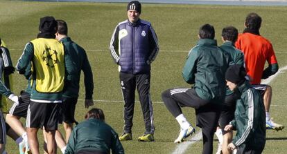 Mourinho, durante el entrenamiento de hoy del Madrid.