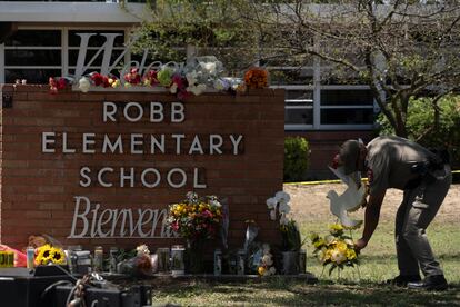 Un oficial coloca flores en el acceso a la escuela primaria Robb después del tiroteo de este 24 de mayo.