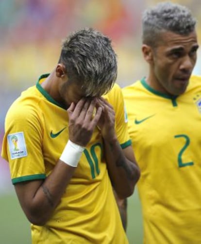 Neymar y Alves escuchan el himno de Brasil antes de medirse a México