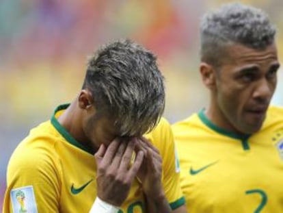 Neymar e Daniel Alves ouvem o hino contra o México.