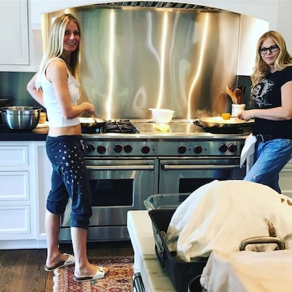Gwyneth Paltrow es la reina del 'Life Style'. En sus redes y página web, no solo comparte extrañas dietas o recetas de 'smothies detox', además demuestra que disfruta del placer de cocinar.
