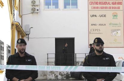 La Guardia Civil en el centro regional de la UPA en Badajoz.