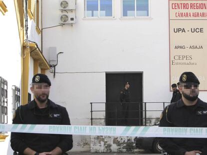 La Guardia Civil en el centro regional de la UPA en Badajoz.