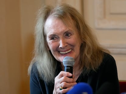 Annie Ernaux, de 82 años, en la rueda de prensa que ha ofrecido hoy jueves tras el anuncio de su Premio Nobel de Literatura.