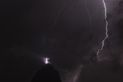 Un rayo frente a la imagen del Cristo Redentor durante una tormenta, en Río de Janeiro (Brasil).