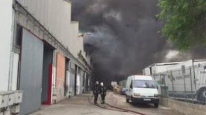 Incendio en unas naves industriales de Alcalá de Henares.