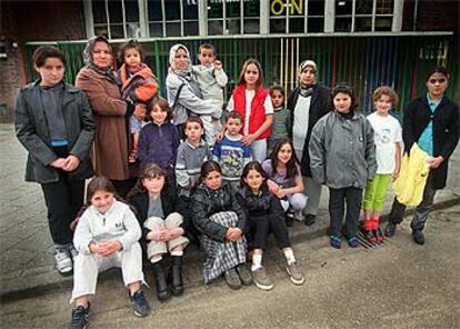 Un grupo de alumnos, en una escuela de primaria de Holanda con sus familiares.