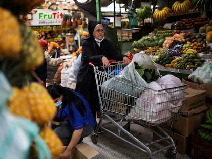 Una monja compra en el mercado de Paloquemao, en Bogotá (Colombia).