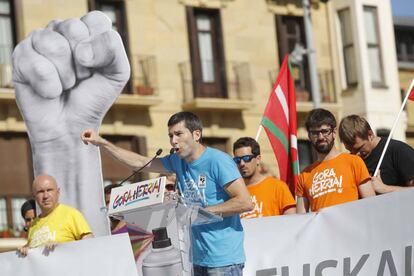 Arkaitz Rodráiguez, portavoz de Sortu, interviene tras una manifestación de la izquierda 'abertzale' a favor de la república vasca.