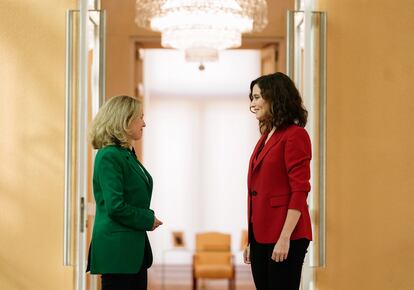 La presidenta de la Comunidad de Madrid, Isabel Díaz Ayuso, recibe a la vicepresidenta primera y ministra de Asuntos Económicos y Transformación Digital, Nadia Calviño.