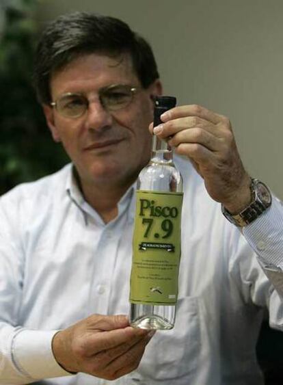 Rafael Rey, con una botella de Pisco 7.9.