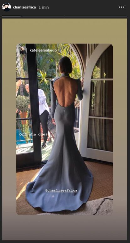 A atriz Charlize Theron mostra as costas de seu vestido em sua conta no Instagram