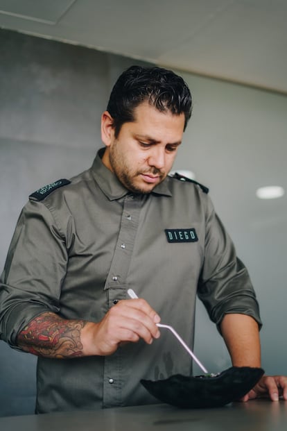 El chef Diego Gallegos, del restaurante Sollo, (una estrella Michelin y dos soles Repsol), en Fuengirola, (Málaga), conocido por usar una materia prima producida mediante acuaponía, que combina la acuicultura con el cultivo plantas en agua, ha creado Diego and Friends, un evento en el que a lo largo del año, y una vez al mes, invitará a cocinar a un chef amigo. Cada cena tendrá un menú degustación, con aforo reducido, por 200 euros. El cocinero invitado que inaugurará el día 11 de enero esta iniciativa será Kiko Moya (L´Escaleta, dos estrellas y tres soles). Abrirá camino a Benito Gómez (Bardal, dos estrellas, dos soles). Poco después, seguirán Paco Roncero (dos estrellas, tres soles), Mario Cachinero (Skina, dos estrellas, dos soles), Andoni Luis Aduriz (Mugaritz, dos estrellas, tres soles), Javi Olleros (Culler de Pau, Pontevedra, dos estrellas, tres soles), Mario Sandoval (Coque, dos estrellas, tres soles), Francis Paniego (El Portal del Echaurren, dos estrellas, tres soles), Martina Puigvert (Les Cols, dos estrellas, dos soles), Paco Morales (Noor, dos estrellas, tres soles), Pablo García-Conejero (Cabaña Buenavista, dos estrellas, tres soles), e Iván Cerdeño (dos estrellas, dos soles).