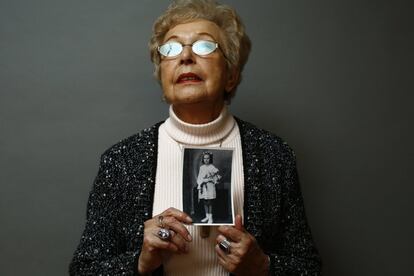 Janina Reklajtis, de 80 años, que fue registrada con el número de campo 83043, sostiene una foto suya tomada durante la guerra mientras posa para un retrato en Varsovia el 7 de enero de 2015. Reklajtis tenía 12 años cuando ella y su madre fueron enviadas a Auschwitz-Birkenau. En enero de 1945 fueron enviadas a un campo de trabajo en Berlín donde permanecieron hasta que fueron liberadas.