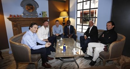 Residentes franceses reunidos en un restaurante de Alicante con el miembro de la Asamblea Nacional de Francia Armand Leroy (segundo por la izquierda).