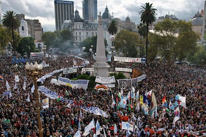 Manifestantes conmemoran en la Plaza de Mayo un nuevo aniversario del golpe militar del 24 de marzo de 1976
