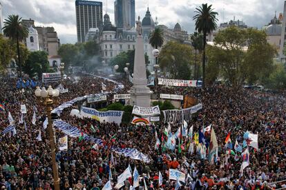 Manifestantes conmemoran en la Plaza de Mayo un nuevo aniversario del golpe militar del 24 de marzo de 1976