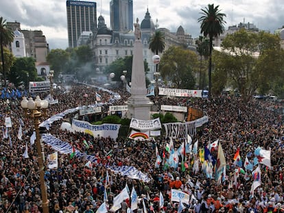 Manifestantes conmemoran en la Plaza de Mayo un nuevo aniversario del golpe militar del 24 de marzo de 1976, este jueves en Buenos Aires.