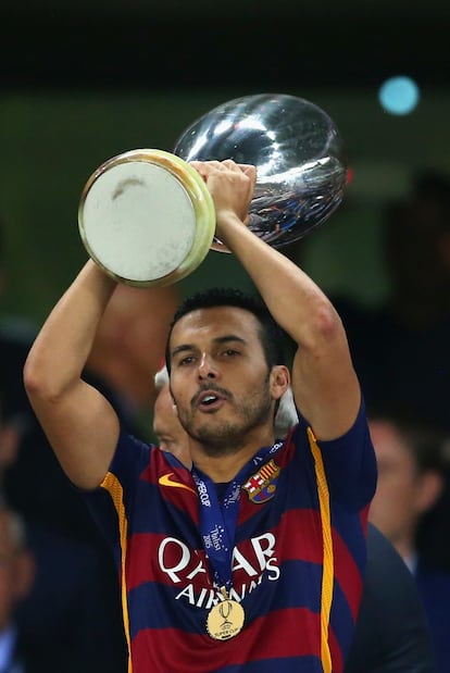 El canterano del FC Barcelona levanta en Tbilisi (Georgia), su último trofeo conquistado con la camiseta azulgrana: la Supercopa de Europa. El partido ante el Sevilla acabó con un resultado de cinco goles a cuatro a favor de los catalanes.