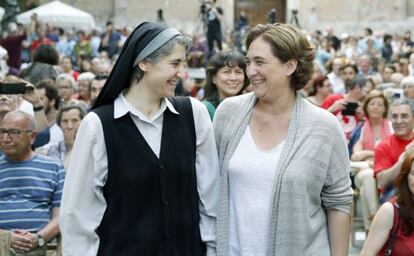 La monja Teresa Forcades, amb Ada Colau, a Gràcia.