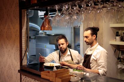 Los cocineros Lalo Zarcero y Pablo Sánchez terminan de emplatar en Marmitón.