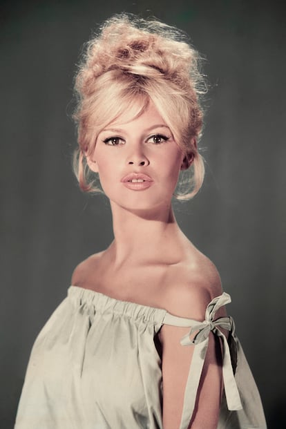 A Brigitte Bardot le debe su nombre el escote que deja los hombros al descubierto. El mismo que sigue siendo tendencia verano tras verano e inunda las colecciones de grandes firmas y cadenas low cost.