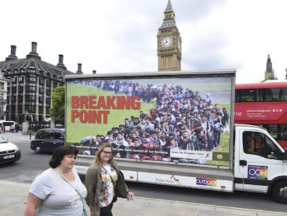 Peatones caminan junto a un cartel de la campa&ntilde;a del Partido de la Independencia del Reino Unido (UKIP) a favor del &#039;brexit&#039; en Londres (Reino Unido).