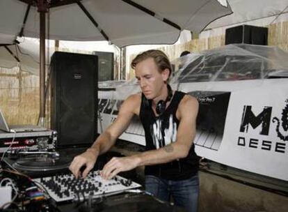 Richie Hawtin pincha con su ordenador Macintosh en lugar de utilizar los tradicionales vinilos.