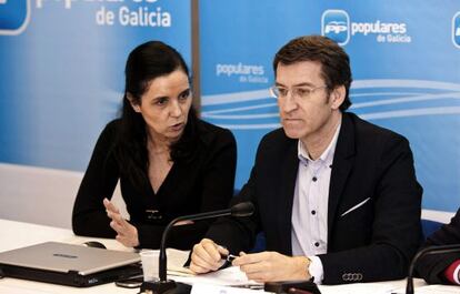 La presidenta del Parlamento, Pilar Rojo, y el presidente gallego, Alberto Núñez Feijóo, en una comparecencia en la sede del PP en 2012.