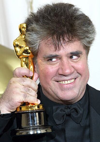 Pedro Almodóvar con el Oscar al mejor guión.