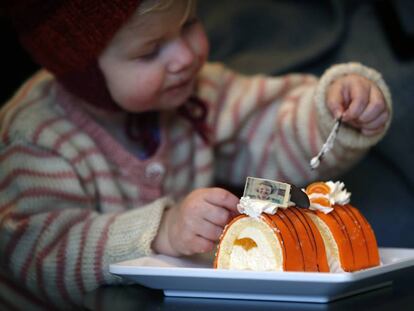 Una niña come tarta en una cafetería de Leeuwarden (Holanda). 
 
 