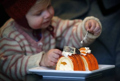 Una niña come tarta en una cafetería de Leeuwarden (Holanda). 
 
 