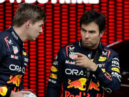 Max Verstappen y Sergio Pérez conversan tras la carrera al sprint del GP de Austria, este sábado.