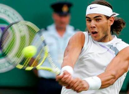 Rafael Nadal devuelve una bola en su partido contra el austriaco Eschauer.