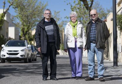 De izquierda a derecha: Paco Holguera, María José Vera y José María Osma, vecinos de la urbanización Rosa Luxemburgo, en San Sebastián de los Reyes (Madrid).