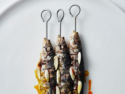 Sardinas al carbón con vinagre de azafrán y aceite de almendras, una de las recetas contenidas en 'Cocina un pescado', de Josh Niland. Fotografía cedida por la editorial Planeta Gastro.