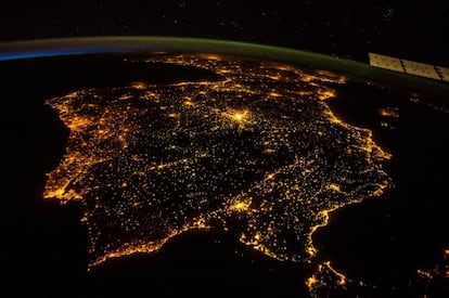 El 26 de julio de 2014, uno de los miembros de la tripulación de la Expedición 40 a bordo de la Estación Espacial Internacional registró esta foto de toda la península Ibérica (España y Portugal). Parte de Francia puede verse en la parte superior de la imagen. El Estrecho de Gibraltar y una pequeña porción de Marruecos es visible en la esquina inferior derecha.
