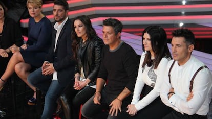 De izquierda a derecha: Tania Llasera, Antonio Orozco, Mal&uacute;, Alejandro Sanz, Laura Pausini y Jes&uacute;s V&aacute;zquez. 