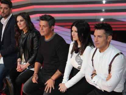 De izquierda a derecha: Tania Llasera, Antonio Orozco, Mal&uacute;, Alejandro Sanz, Laura Pausini y Jes&uacute;s V&aacute;zquez. 