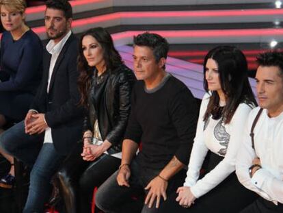 De izquierda a derecha: Tania Llasera, Antonio Orozco, Malú, Alejandro Sanz, Laura Pausini y Jesús Vázquez.