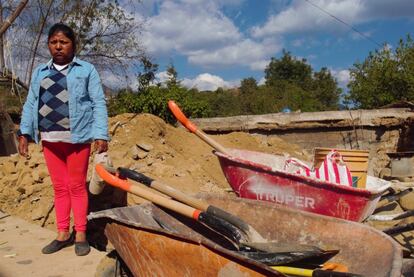 A María Guadalupe 'Lupita' Jiménez, el terremoto del 19 de septiembre la dejó sin techo en Tetela del Volcán, Morelos. Madre abandonada con dos hijos menores de diez años, en su municipio, hubo cerca de 2.000 hogares afectados. Todavía no ha podido sacar los escombros.