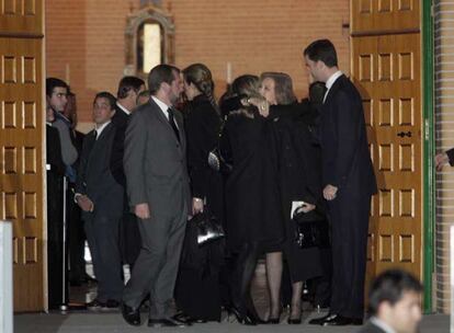 La Reina Sofía, que no pudo asistir al responso celebrado en el Tanatorio de La Paz el pasado jueves, abraza a la princesa Letizia al término de la misa funeral celebrada en Pozuelo de Alarcón este domingo.