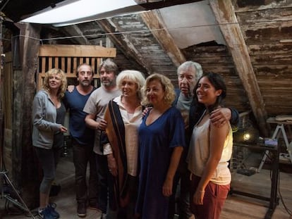 De izquierda a derecha, Emma Suárez, Gonzalo de Castro, Pere Arquillué, Mercedes Sampietro, Carmen Machi, José Sacristán y Macarena Sanz, en un momento del rodaje.