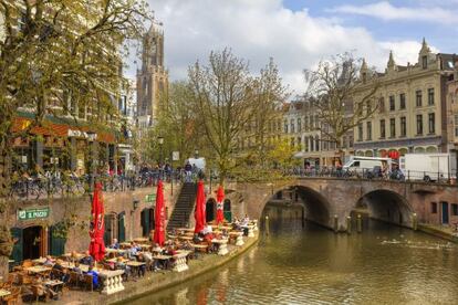 Terrazas junto a un canal de Utrecht, en Holanda. 