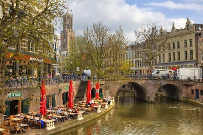 Terrazas junto a un canal de Utrecht, en Holanda.