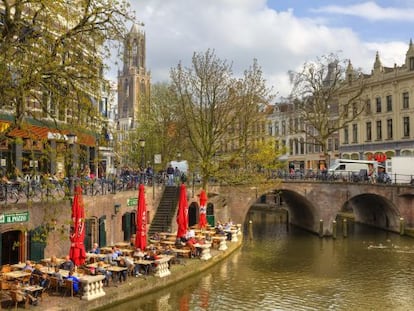 Terrazas junto a un canal de Utrecht, en Holanda. 